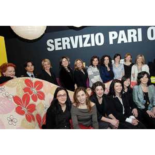 Michela Del Piero (Assessore regionale alla programmazione e controllo, alle risorse economiche e finanziarie, al patrimonio e servizi generali e alle pari opportunità) ritratta in occasione dell'incontro con Cristina Bonadei (giornalista di RAI 2) al Salone delle Pari Opportunità nella prima Fiera Rosa di Udine. (Udine 02/03/07)
