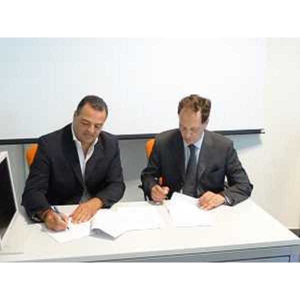 Maurizio Conte (Assessore Pianificazione ambientale Veneto) e Luca Ciriani (Vicepresidente FVG e assessore regionale Ambiente) firmano la convenzione per il recupero e la messa in sicurezza degli argini del Tagliamento nel suo tratto terminale, da Varmo alla foce, su entrambe le sponde. (Mestre 16/07/12)