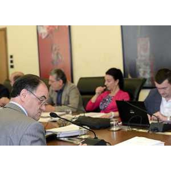 Roberto Molinaro (Assessore regionale Istruzione, Università, Ricerca, Famiglia, Associazionismo, Cooperazione) in I Commissione consiliare. (Trieste 17/07/12)