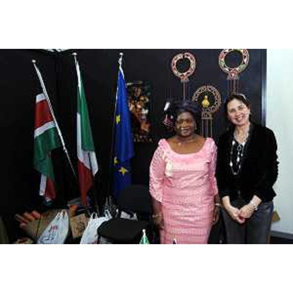 Michela Del Piero (Assessore regionale alla programmazione e controllo, alle risorse economiche e finanziarie, al patrimonio e servizi generali e alle pari opportunità) con l'Ambasciatrice del Kenja in occasione del "Salone Rosa". (Udine 04/03/07)
