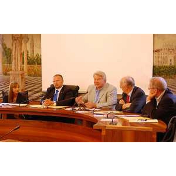 Elio De Anna (Assessore regionale Sport) alla presentazione del raid "Fiat 500 alla conquista del Friuli", in Municipio. (Codroipo 20/07/12)