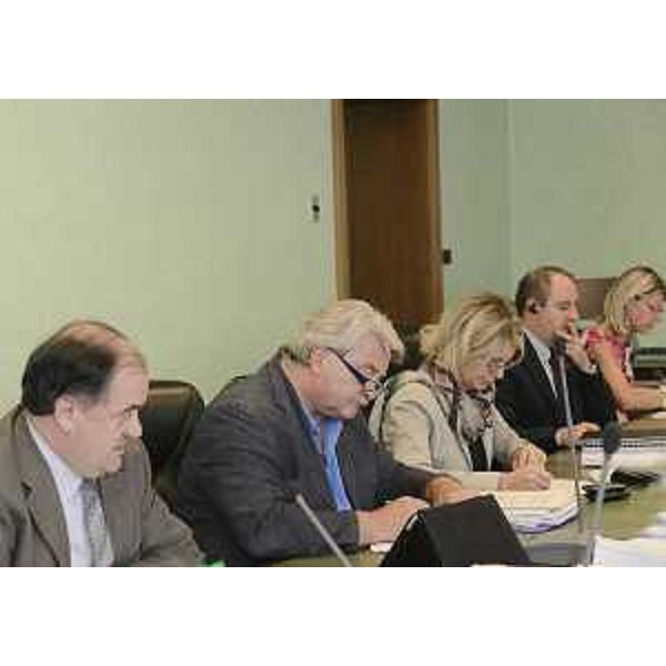 Gli assessori regionali R.Molinaro (Istruzione, Università, Ricerca, Famiglia, Associazionismo, Cooperazione), E.De Anna (Cultura, Sort, Relazioni internazionali e comunitarie, Funzione pubblica, Autonomie locali, Coordinamento Riforme), S.Savino (Finanze, Patrimonio, Programmazione, Ambiente, Energia, Politiche Montagna), C.Violino (Risorse rurali, agroalimentari e forestali) e F.Seganti (Attività produttive, Polizia locale, Sicurezza), nella riunione di Giunta. (Trieste 25/07/12)