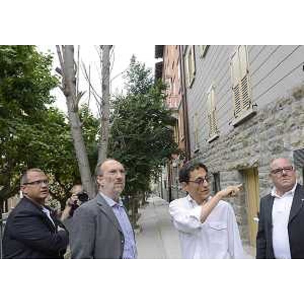 Riccardo Riccardi (Assessore regionale Pianificazione territoriale e Lavori pubblici) alla consegna di alloggi ATER ristrutturati in via Orlandini. (Trieste 26/07/12)