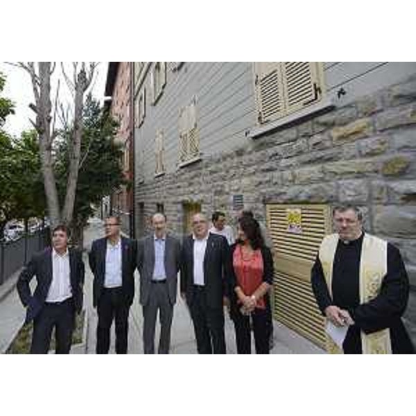 Riccardo Riccardi (Assessore regionale Pianificazione territoriale e Lavori pubblici) alla consegna di alloggi ATER ristrutturati in via Orlandini. (Trieste 26/07/12)