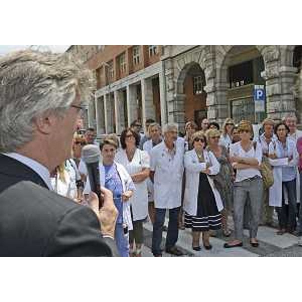 Renzo Tondo (Presidente Friuli Venezia Giulia) parla con i farmacisti davanti alla sede del Consiglio regionale. (Trieste 26/07/12)