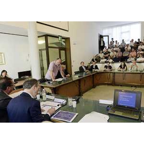 Riccardo Riccardi (Assessore regionale Lavori pubblici) durante l'intervento di Dario Iuri (Presidente Associazione intercomunale Conca Tolmezzina) alla giornata di studio sul Codice regionale dell'Edilizia. (Tolmezzo 27/07/12)