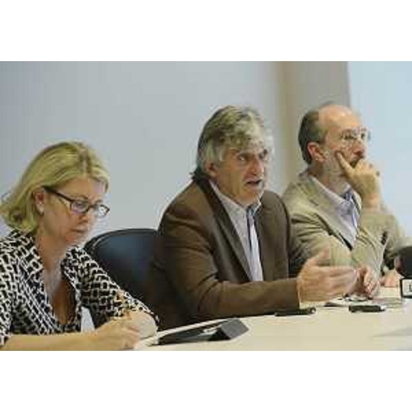 R.Tondo (Presidente Friuli Venezia Giulia), tra gli assessori regionali S.Savino (Finanze) e R.Riccardi (Infrastrutture), durante l'incontro con la stampa sulla decisione della Cassa Depositi e Prestiti (CDP) di finanziare con 1,5 miliardi la terza corsia della A4. (Udine 28/07/12)