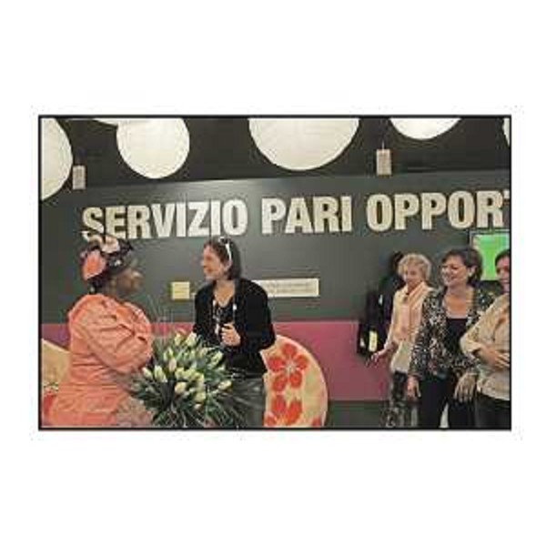 Michela Del Piero (Assessore regionale alla programmazione e controllo, alle risorse economiche e finanziarie, al patrimonio e servizi generali e alle pari opportunità) con l'Ambasciatrice del Kenja in occasione del "Salone Rosa". (Udine 04/03/07)