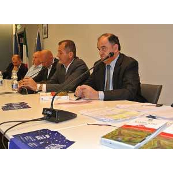 Mirko Bellini (Direttore ERSA), Tiziano Venturini (Sindaco Buttrio) e Roberto Molinaro (Assessore regionale Associazionismo e Cooperazione) alle finali nazionali della guida "ViniBuoni d'Italia 2013". (Buttrio 29/07/12)