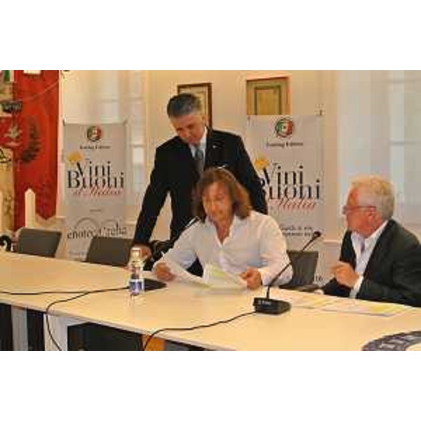 Un momento dell'assegnazione delle "Corone", massimo riconoscimento nella guida "ViniBuoni d'Italia 2013". (Buttrio 29/07/12)