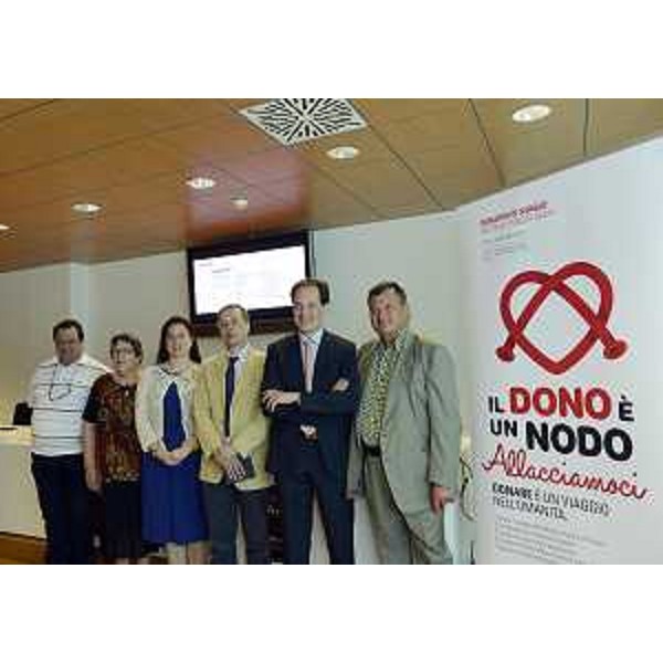 Carmelo Agostini (Presidente regionale AVIS), Lucia Flora (Presidente ACDS), Maria Milena Cisilino (Presidente Comitato regionale CRI), Gianni Cortiula (Direttore regionale Salute, Integrazione sociosanitaria e Politiche sociali), Luca Ciriani (Assessore regionale Salute, Integrazione sociosanitaria e Politiche sociali) e Renzo Peressoni (Presidente regionale FIDAS) alla presentazione della campagna 2012 per il dono del sangue "Allacciamoci. Il dono è un nodo". (Udine 30/07/12)