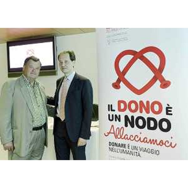 Renzo Peressoni (Presidente regionale FIDAS) e Luca Ciriani (Assessore regionale Salute, Integrazione sociosanitaria e Politiche sociali) alla presentazione della campagna 2012 per il dono del sangue "Allacciamoci. Il dono è un nodo". (Udine 30/07/12)