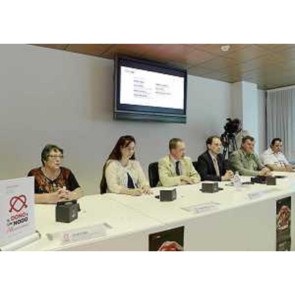 Lucia Flora (Presidente ACDS), Maria Milena Cisilino (Presidente Comitato regionale CRI), Gianni Cortiula (Direttore regionale Salute, Integrazione sociosanitaria e Politiche sociali), Luca Ciriani (Assessore regionale Salute, Integrazione sociosanitaria e Politiche sociali), Renzo Peressoni (Presidente regionale FIDAS) e Carmelo Agostini (Presidente regionale AVIS) alla presentazione della campagna 2012 per il dono del sangue "Allacciamoci. Il dono è un nodo". (Udine 30/07/12)