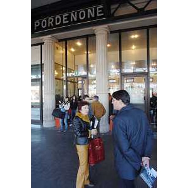 Lodovico Sonego (Assessore regionale alla pianificazione territoriale, energia, mobilità e infrastrutture di trasporto) mentre distribuisce pieghevoli sui progetti della Regione per migliorare il servizio ferroviario. (Pordenone 05/03/07)
