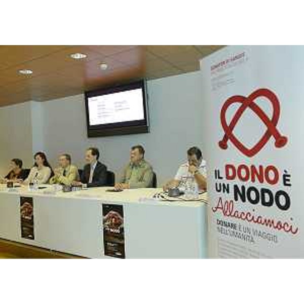 Lucia Flora (Presidente ACDS), Maria Milena Cisilino (Presidente Comitato regionale CRI), Gianni Cortiula (Direttore regionale Salute, Integrazione sociosanitaria e Politiche sociali), Luca Ciriani (Assessore regionale Salute, Integrazione sociosanitaria e Politiche sociali), Renzo Peressoni (Presidente regionale FIDAS) e Carmelo Agostini (Presidente regionale AVIS) alla presentazione della campagna 2012 per il dono del sangue "Allacciamoci. Il dono è un nodo". (Udine 30/07/12)