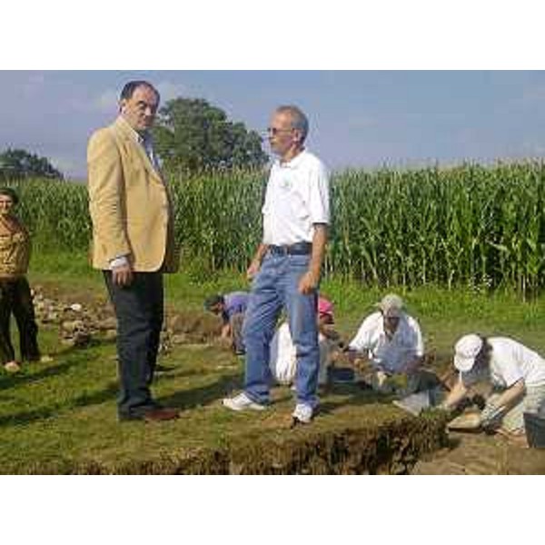 Roberto Molinaro (Assessore regionale Associazionismo e Cooperazione), con Massimo Lavarone (Responsabile scavo), visita il sito archeologico di una villa rustica di epoca romana, in località Muris. (Moruzzo 30/07/12)