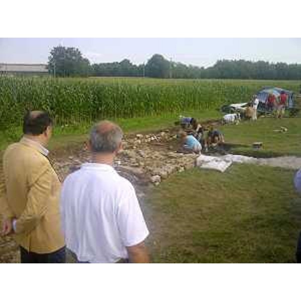 Roberto Molinaro (Assessore regionale Associazionismo e Cooperazione), con Massimo Lavarone (Responsabile scavo), visita il sito archeologico di una villa rustica di epoca romana, in località Muris. (Moruzzo 30/07/12)