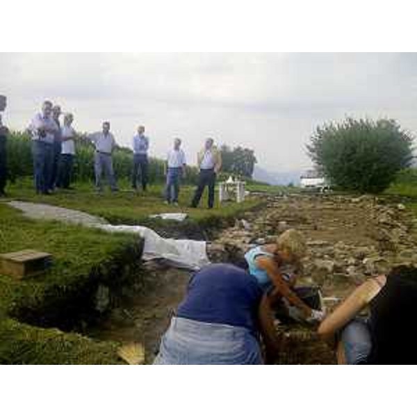 Roberto Molinaro (Assessore regionale Associazionismo e Cooperazione), con Massimo Lavarone (Responsabile scavo), visita il sito archeologico di una villa rustica di epoca romana, in località Muris. (Moruzzo 30/07/12)