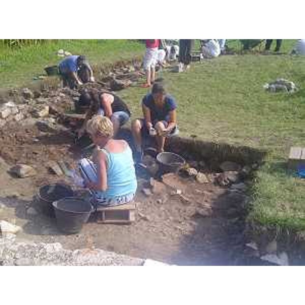 Volontari della Società Friulana di Archeologia lavorano nel sito archeologico di una villa rustica di epoca romana, in località Muris. (Moruzzo 30/07/12)