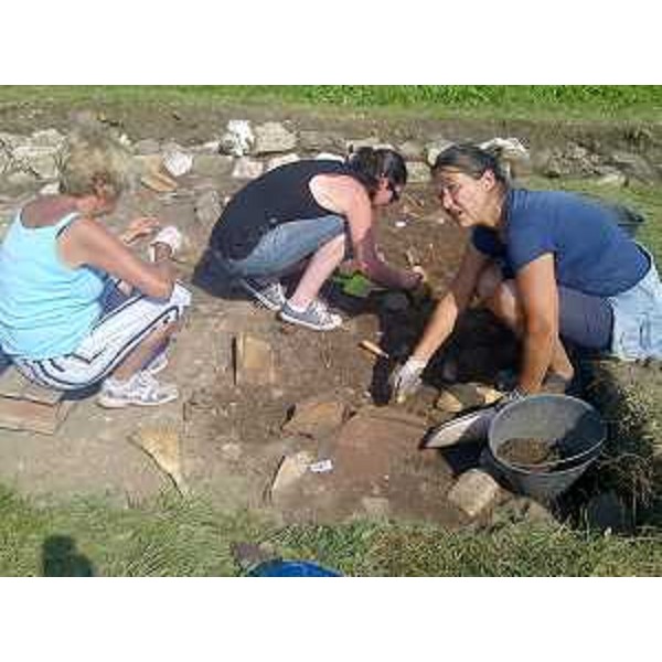 Volontari della Società Friulana di Archeologia lavorano nel sito archeologico di una villa rustica di epoca romana, in località Muris. (Moruzzo 30/07/12)