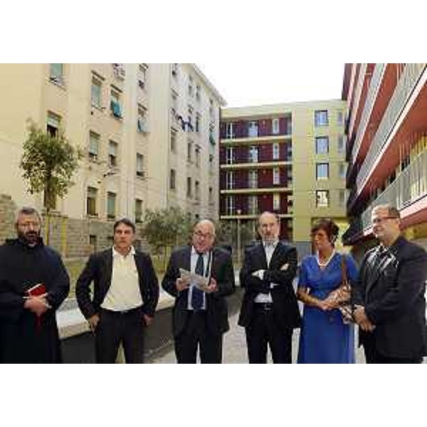 Fra Enrico Maria Rossi, Piero Camber (Consigliere regionale), Tullio Pantaleo (Vicepresidente ATER Trieste), Riccardo Riccardi (Assessore regionale Lavori pubblici), Lori Petronio (Presidente Fondazione Caccia Burlo) e Piero Tononi (Consigliere regionale) all'inaugurazione di 77 alloggi costruiti tra via Flavia e Strada Vecchia dell'Istria, 59 di proprietà dell'ATER, 18 della Fondazione Caccia Burlo. (Trieste 31/07/12)