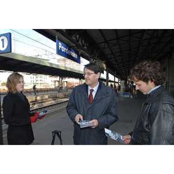 Lodovico Sonego (Assessore regionale alla pianificazione territoriale, energia, mobilità e infrastrutture di trasporto) mentre distribuisce pieghevoli sui progetti della Regione per migliorare il servizio ferroviario. (Pordenone 05/03/07)
