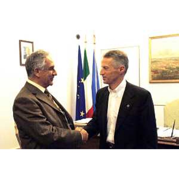 Riccardo Illy (Presidente Regione Friuli Venezia Giulia) riceve Alessandro D'Angiolino (ex Comandante dei Vigili del Fuoco di Trieste). (Trieste 06/03/07)