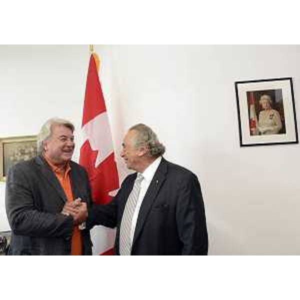 Elio De Anna (Assessore regionale Relazioni internazionali) e Primo Di Luca (Console onorario Canada) all'inaugurazione della sede del Consolato onorario del Canada, nella Camera di Commercio. (Udine 06/08/12)