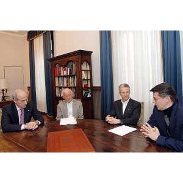 Riccardo Illy (Presidente Regione Friuli Venezia Giulia) con Ezio Beltrame (Assessore regionale alla salute e protezione sociale), Franco Zigrino (Direttore Generale dell'Azienda ospedaliero-universitaria 'Ospedali riuniti' di Trieste) e Franco Rotelli (direttore generale dell'Azienda per i Servizi sanitari n. 1 'Triestina') ritratti in occasione della firma dei contratti dei due direttori. (Trieste 06/03/07)