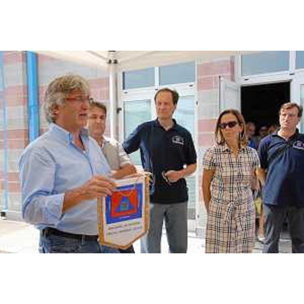 Renzo Tondo (Presidente Friuli Venezia Giulia) e Luca Ciriani (Vicepresidente e assessore regionale Protezione civile FVG) al campo per i terremotati, allestito dalla Protezione civile del FVG, accompagnati da Anna Martinelli (Assessore comunale Semplificazione Rapporti con Cittadini Mirandola). (Mirandola 14/08/12)