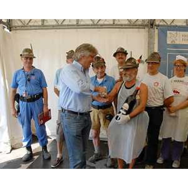 Renzo Tondo (Presidente Friuli Venezia Giulia) al campo per i terremotati allestito dalla Protezione civile del FVG, con alpini e volontari di protezione civile. (Mirandola 14/08/12)