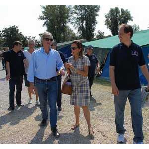 Renzo Tondo (Presidente Friuli Venezia Giulia), Anna Martinelli (Assessore comunale Semplificazione Rapporti con Cittadini Mirandola) e Luca Ciriani (Vicepresidente e assessore regionale Protezione civile FVG) al campo per i terremotati allestito dalla Protezione civile del FVG. (Mirandola 14/08/12)