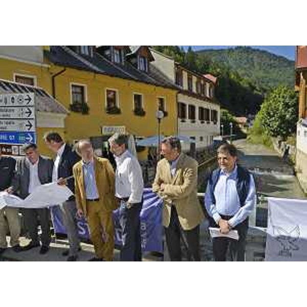 Riccardo Riccardi (Assessore regionale Infrastrutture) e Giorgio Santuz (Presidente FVG Strade) alla consegna dei lavori per il nuovo ponte sul rio Bartolo, sul collegamento viario fra le statali 13 "Pontebbana" e 54 "del Friuli". (Tarvisio 28/08/12)