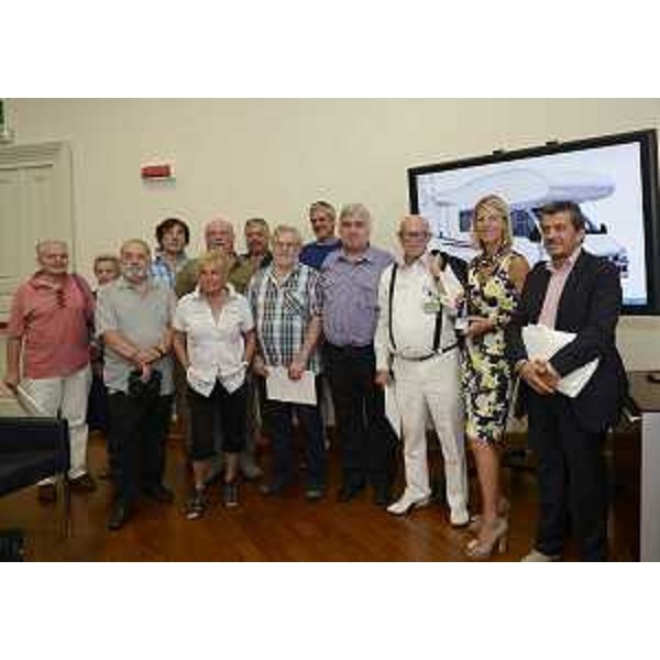 Federica Seganti (Assessore regionale Attività produttive), con sindaci e camperisti, presenta i contributi che saranno erogati per ristrutturare o realizzare aree di sosta per camper e caravan a Latisana, Palmanova, Tramonti di Sopra e Vito d'Asio. (Trieste 29/08/12)