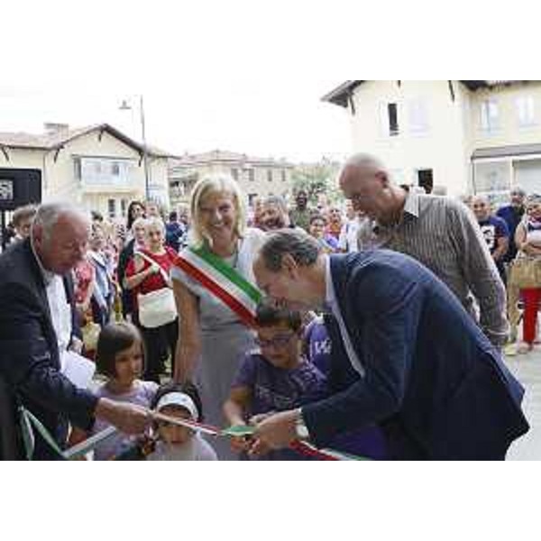 Pietro Zandegiacomo Riziò (Presidente ATER Gorizia), Silvia Altran (Sindaco Gorizia), Riccardo Riccardi (Assessore regionale Lavori pubblici) e Federico Razzini (Consigliere regionale) alla cerimonia di consegna di cinque palazzine con 32 alloggi popolari, nel quartiere di Panzano. (Monfalcone 31/08/12)