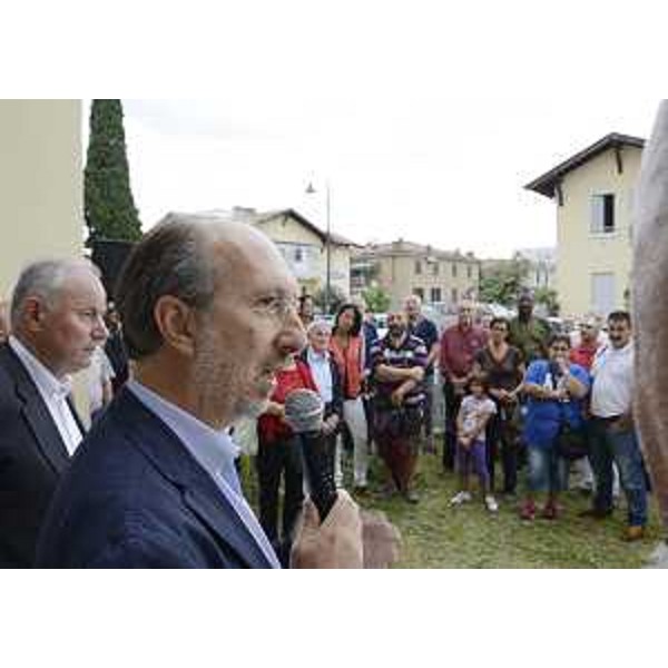 Riccardo Riccardi (Assessore regionale Lavori pubblici) interviene alla cerimonia di consegna di cinque palazzine con 32 alloggi popolari, nel quartiere di Panzano. (Monfalcone 31/08/12)
