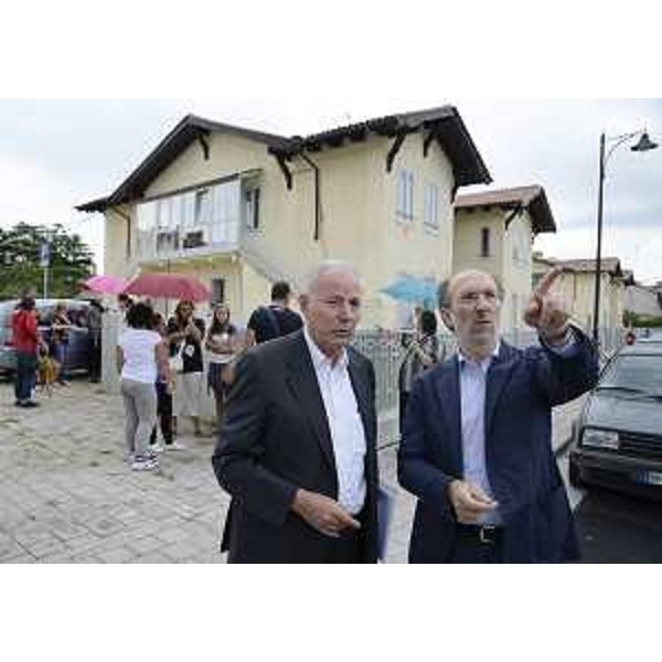 Pietro Zandegiacomo Riziò (Presidente ATER Gorizia) e Riccardo Riccardi (Assessore regionale Lavori pubblici) alla cerimonia di consegna di cinque palazzine con 32 alloggi popolari, nel quartiere di Panzano. (Monfalcone 31/08/12)