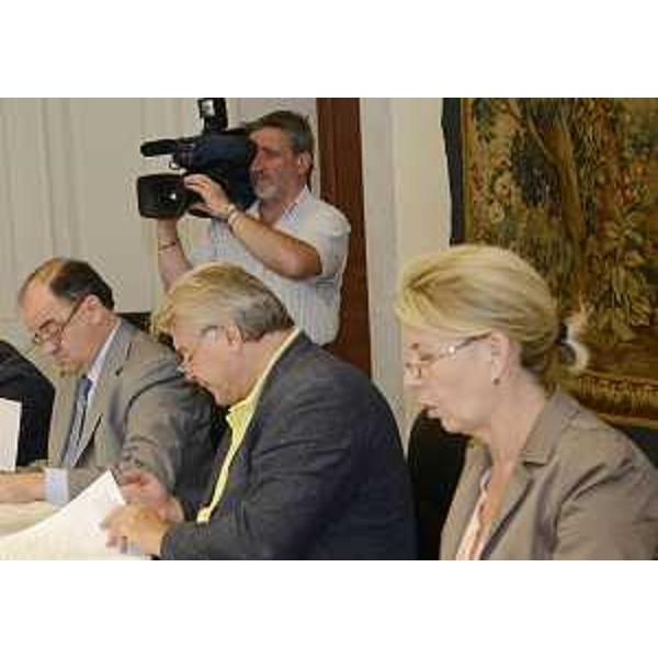 Gli assessori regionali Roberto Molinaro (Istruzione, Università, Ricerca, Famiglia, Associazionismo, Cooperazione), Elio De Anna (Cultura, Sport, Relazioni internazionali e comunitarie, Funzione pubblica, Autonomie locali, Coordinamento Riforme) e Sandra Savino (Finanze, Patrimonio, Programmazione, Ambiente, Energia, Politiche Montagna) durante la riunione della Giunta regionale. (Trieste 06/09/12)