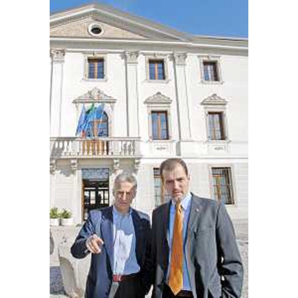 Riccardo Illy (Presidente Regione Friuli Venezia Giulia) con Tiziano Venturini (Sindaco di Buttrio) ritratti in occasione della Seduta della Giunta tenutasi nella Villa di Toppo Florio a Buttrio il 09/03/07. (Buttrio 09/03/07)