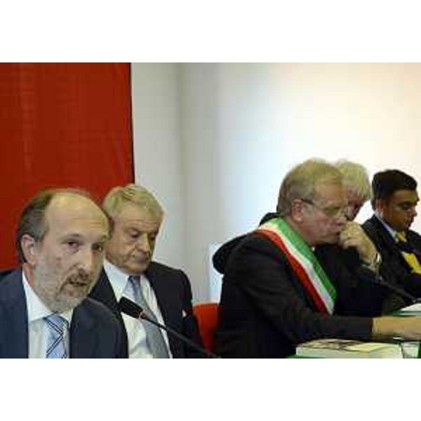 Riccardo Riccardi (Assessore regionale Infrastrutture), Corrado Clini (Ministro Ambiente) e Roberto Fasan (Sindaco Torviscosa) durante l'assemblea pubblica organizzata a Torviscosa dal Consorzio industriale dell'Aussa Corno sulla questione del SIN della Laguna di Grado e Marano. (Torviscosa 07/09/12)