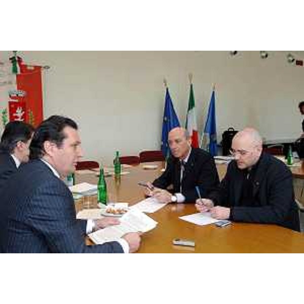 Enzo Marsilio (Assessore regionale alle risorse agricole, naturali, forestali e montagna) con Guido Baggi (Capo Ufficio Stampa Regione Friuli Venezia Giulia) durante la conferenza stampa relativa alla Seduta di Giunta tenutasi a Buttrio. (Buttrio 09/03/07)