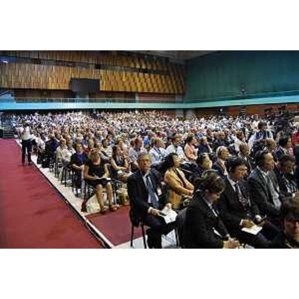 Pubblico all'apertura del convegno mondiale "Living together is the future". (Sarajevo 09/09/12)