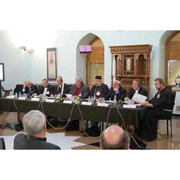 Elio De Anna (Assessore Relazioni internazionali Regione FVG) durante il panel dedicato a "Crisi ecologica, senso di comunità, nuovi stili di vita", al convegno mondiale per la pace. (Sarajevo 10/09/12)