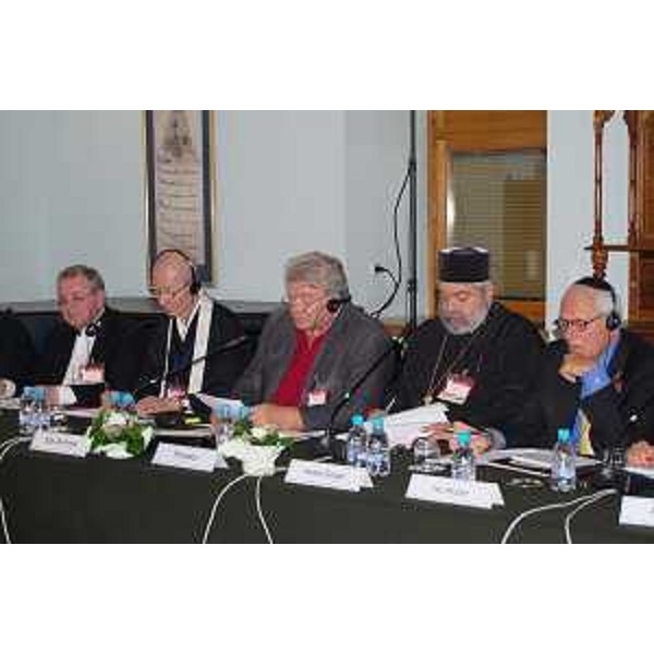 Elio De Anna (Assessore Relazioni internazionali Regione FVG) durante il panel dedicato a "Crisi ecologica, senso di comunità, nuovi stili di vita", al convegno mondiale per la pace. (Sarajevo 10/09/12)