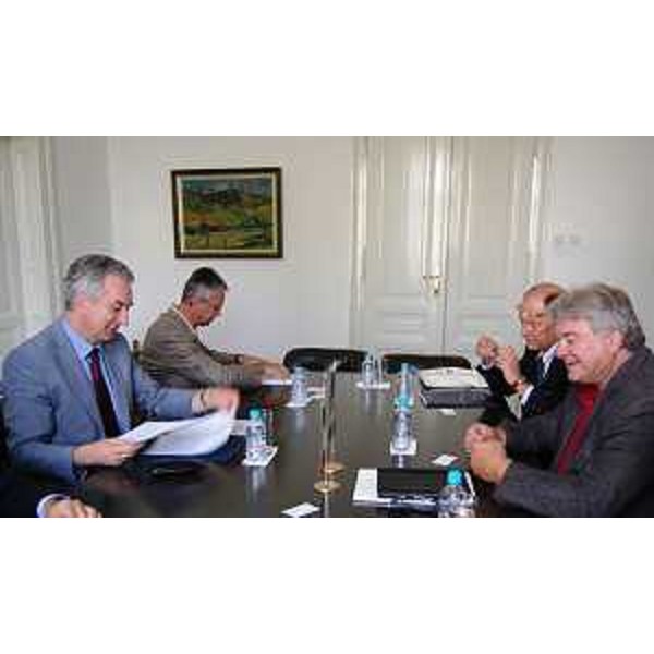 Tavolo dell'incontro tra Mirko Sarovic (Ministro Economia e Commercio estero Repubblica di Bosnia Erzegovina) ed Elio De Anna (Assessore Relazioni internazionali Friuli Venezia Giulia). (Sarajevo 11/09/12)