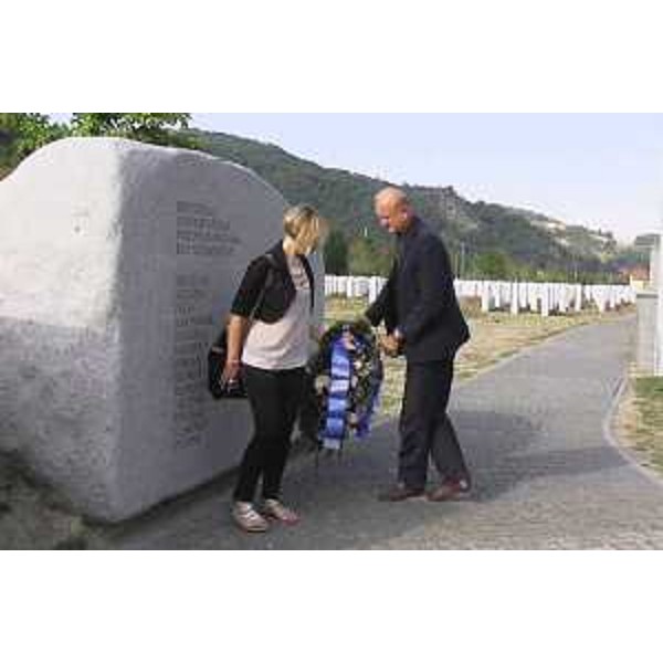 Luciano Pozzecco (Direttore Servizio integrazione europea Regione FVG) depone una corona a nome della regione Friuli Venezia Giulia in ricordo delle vittime del massacro del luglio 1995. (Srebrenica 11/09/12)