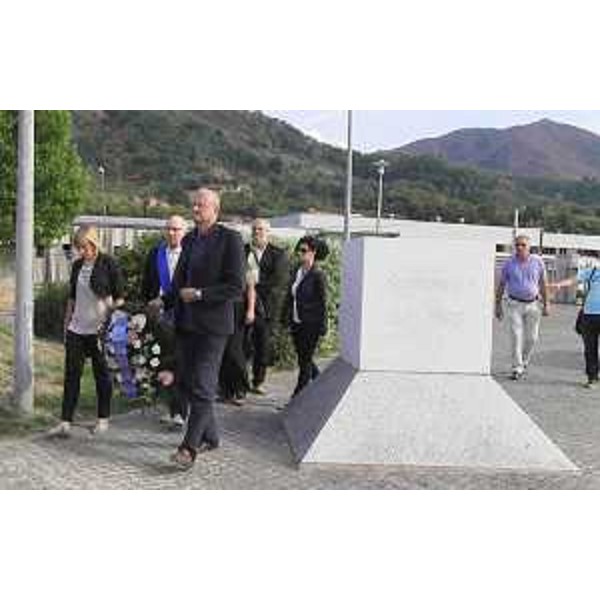 Luciano Pozzecco (Direttore Servizio integrazione europea Regione FVG) depone una corona a nome della regione Friuli Venezia Giulia in ricordo delle vittime del massacro del luglio 1995. (Srebrenica 11/09/12)