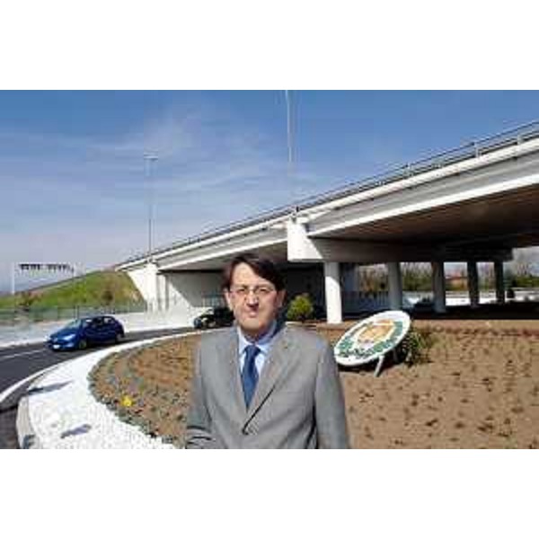Lodovico Sonego (Assessore regionale alla pianificazione territoriale, energia, mobilità e infrastrutture di trasporto) ritratto in occasione dell'inaugurazione della rotatoria posta all'incrocio tra Via Treviso e lo svincolo di Pordenone Sud della "A28". (Pordenone 10/03/07)