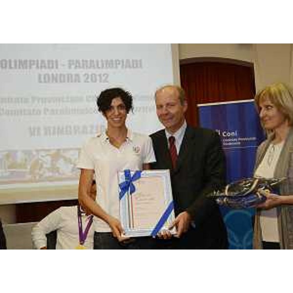 Marzia Caravelli (Finalista corsa a ostacoli) e Maurizio Salvador (Vicepresidente Consiglio regionale) alla cerimonia in omaggio ai partecipanti pordenonesi alle Olimpiadi e Paralimpiadi di Londra 2012. (Pordenone 12/09/12)