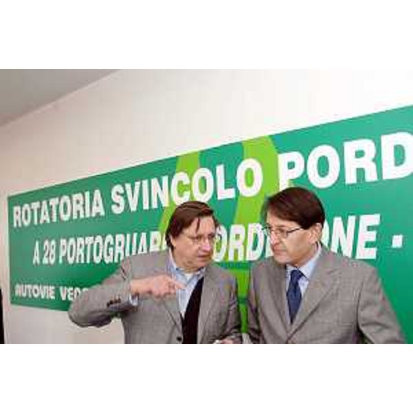 Lodovico Sonego (Assessore regionale alla pianificazione territoriale, energia, mobilità e infrastrutture di trasporto) con Giorgio Santuz (Presidente di Autovie Venete) ritratti in occasione dell'inaugurazione della rotatoria tra Via Treviso e lo svincolo di Pordenone Sud della "A28". (Pordenone 10/03/07)
